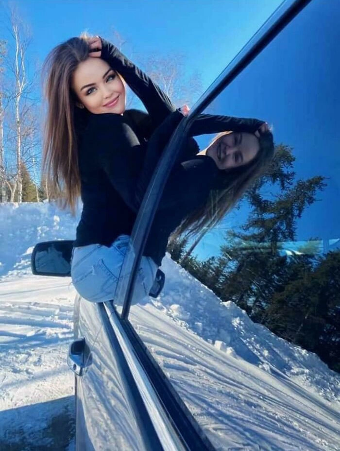 А может, это сестра в отражении? А может, это сестра в отражении?