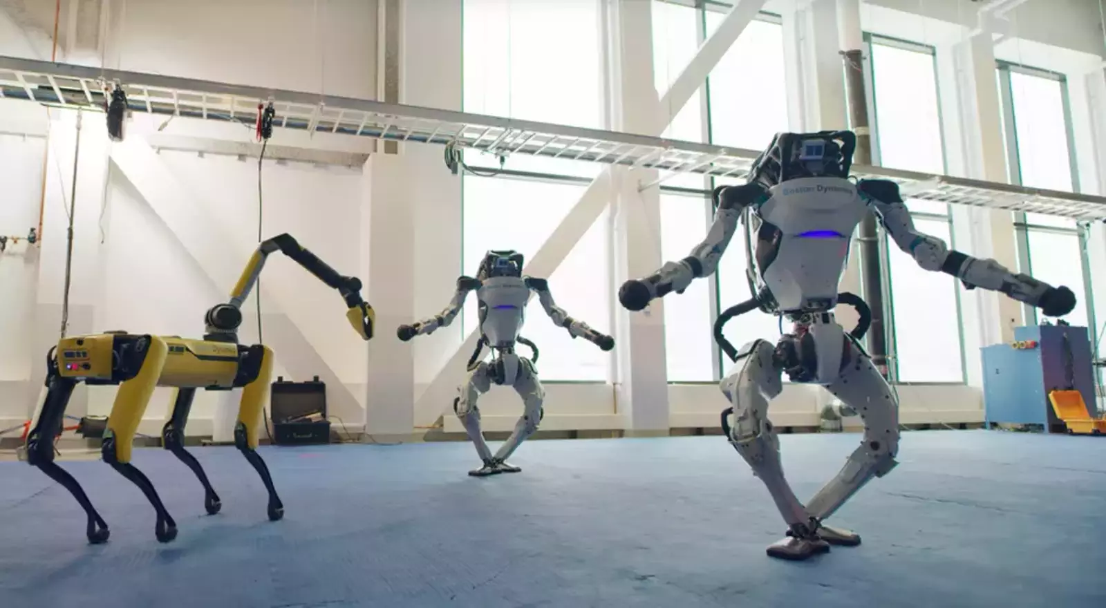 Роботам из Boston Dynamics не особенно нужно быть красивыми, учитывая, что они работают с грузами, но даже они научились танцевать.