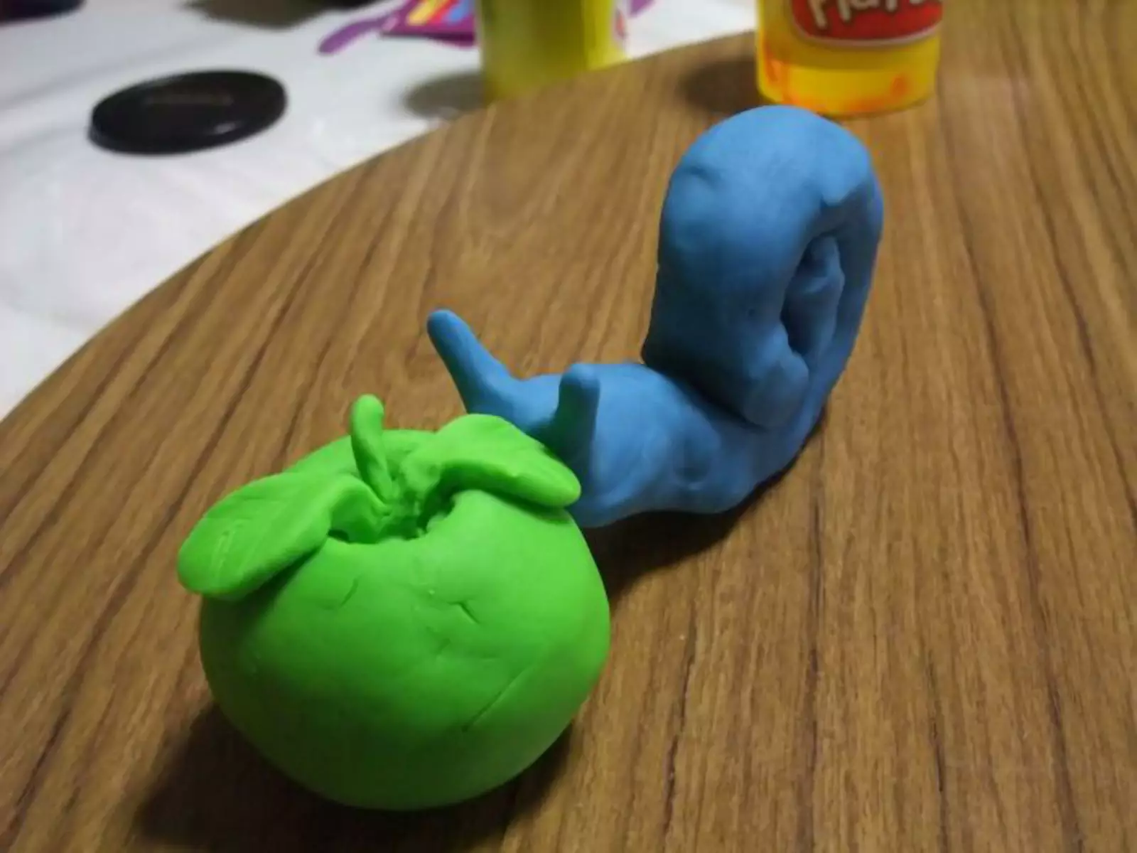 Пластилин Play-Doh изначально был использован в качестве средства для очистки обоев от сажи