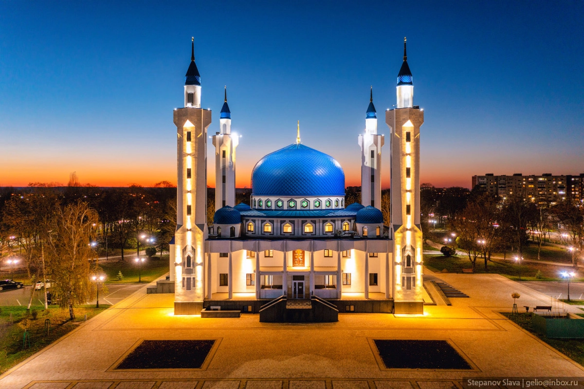 Куб майкоп. Соборная мечеть Майкопа. Мечеть Адыгея Майкоп. Столица Адыгеи Майкоп. Соборная мечеть в Майкопе Адыгея.