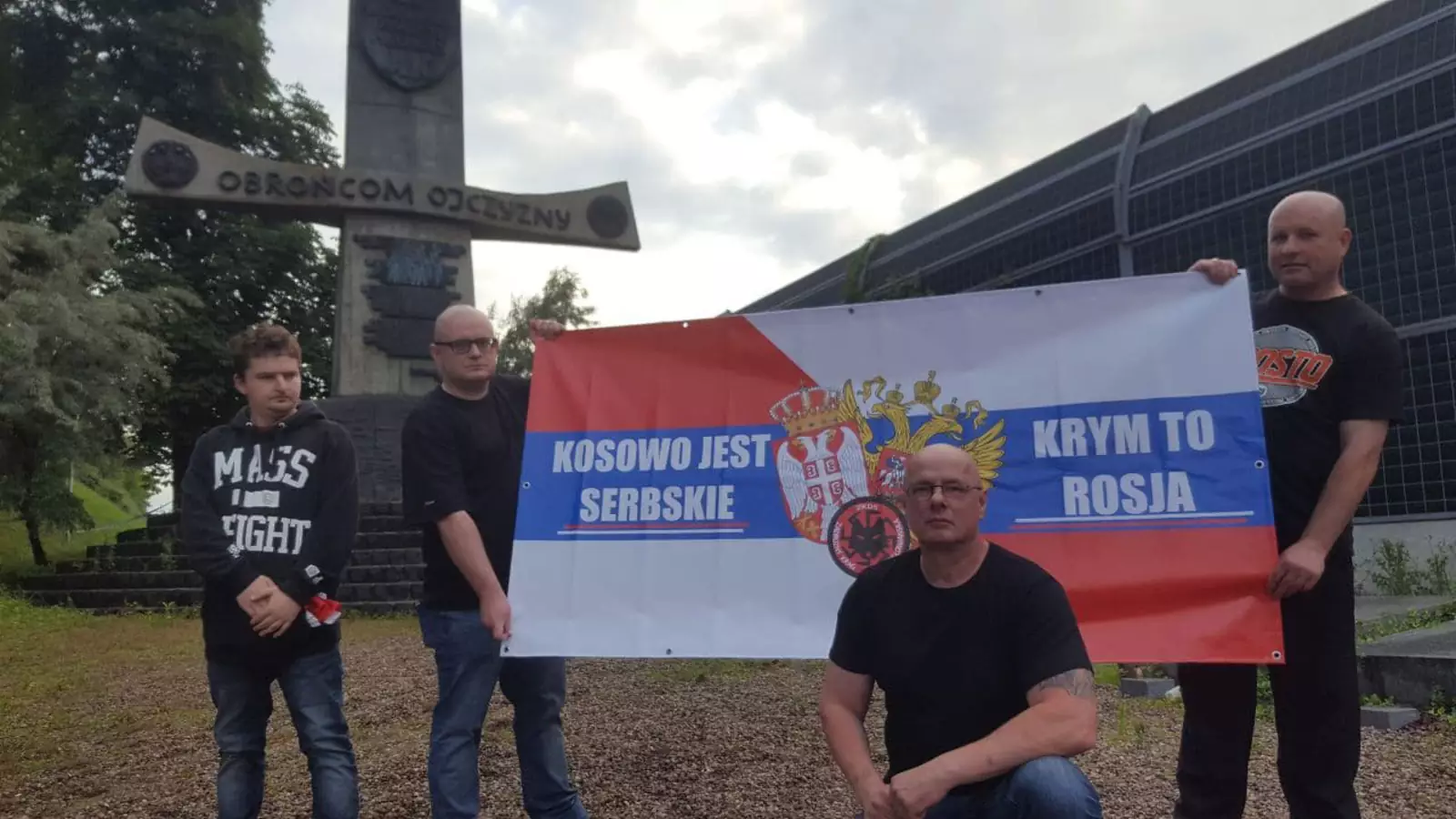 Соратники польской организации «Задружий круг» во время акции в поддержку российского Крыма и сербского Косова.