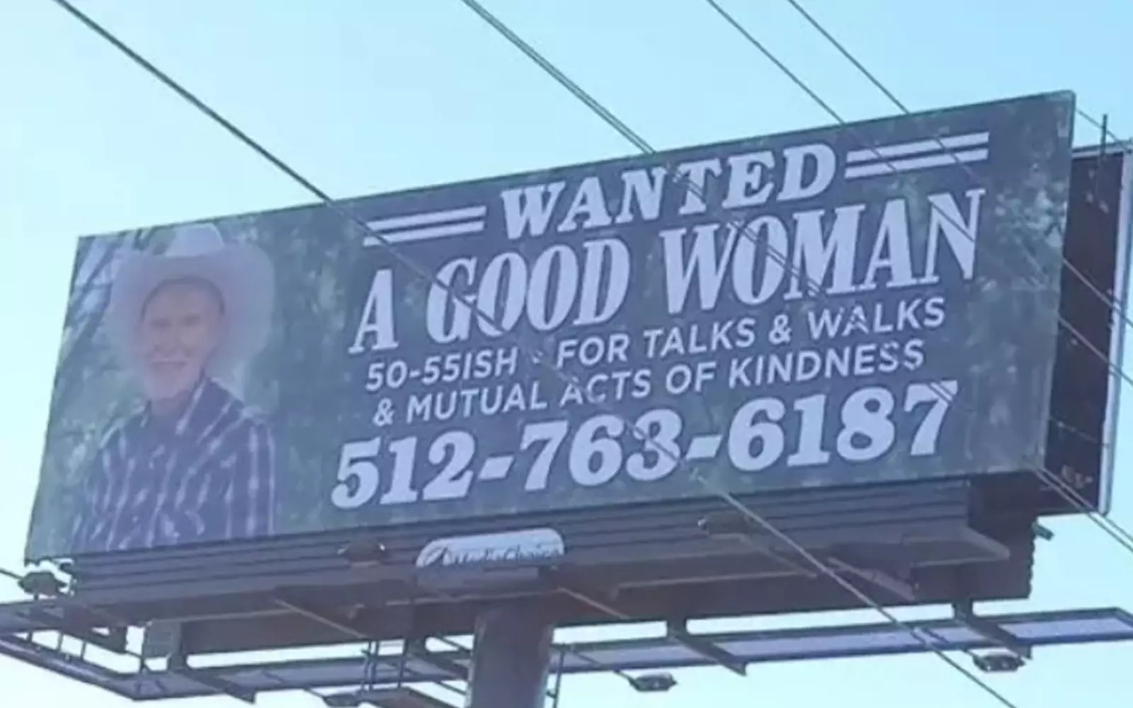 Мужчина решил разместить свое фото и номер телефона на огромном билборде. Мужчина решил разместить свое фото и номер телефона на огромном билборде.