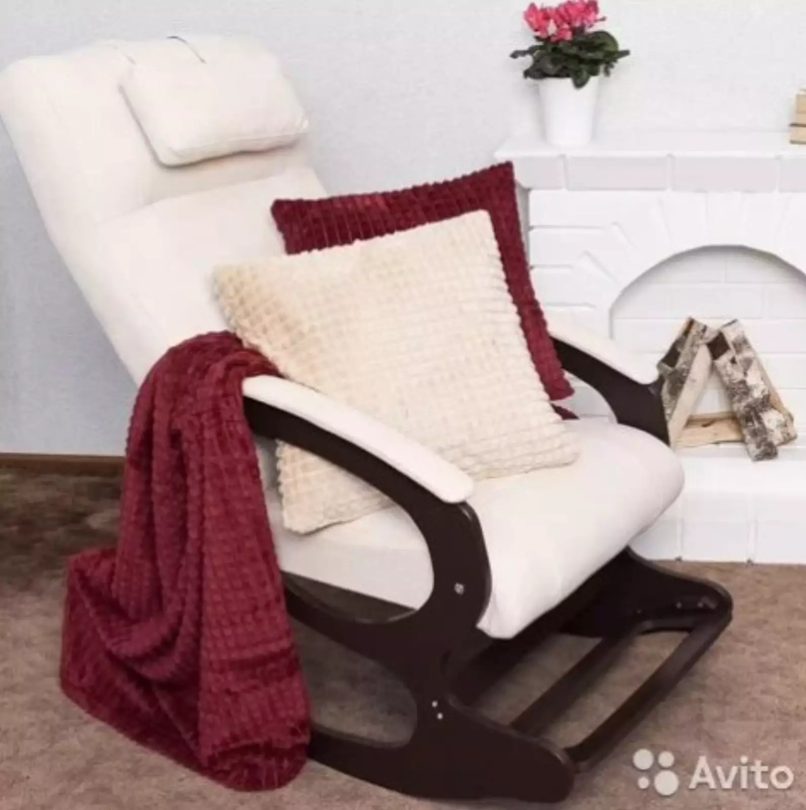 Обустройте уютный уголок с креслом-качалкой. Обустройте уютный уголок с креслом-качалкой.