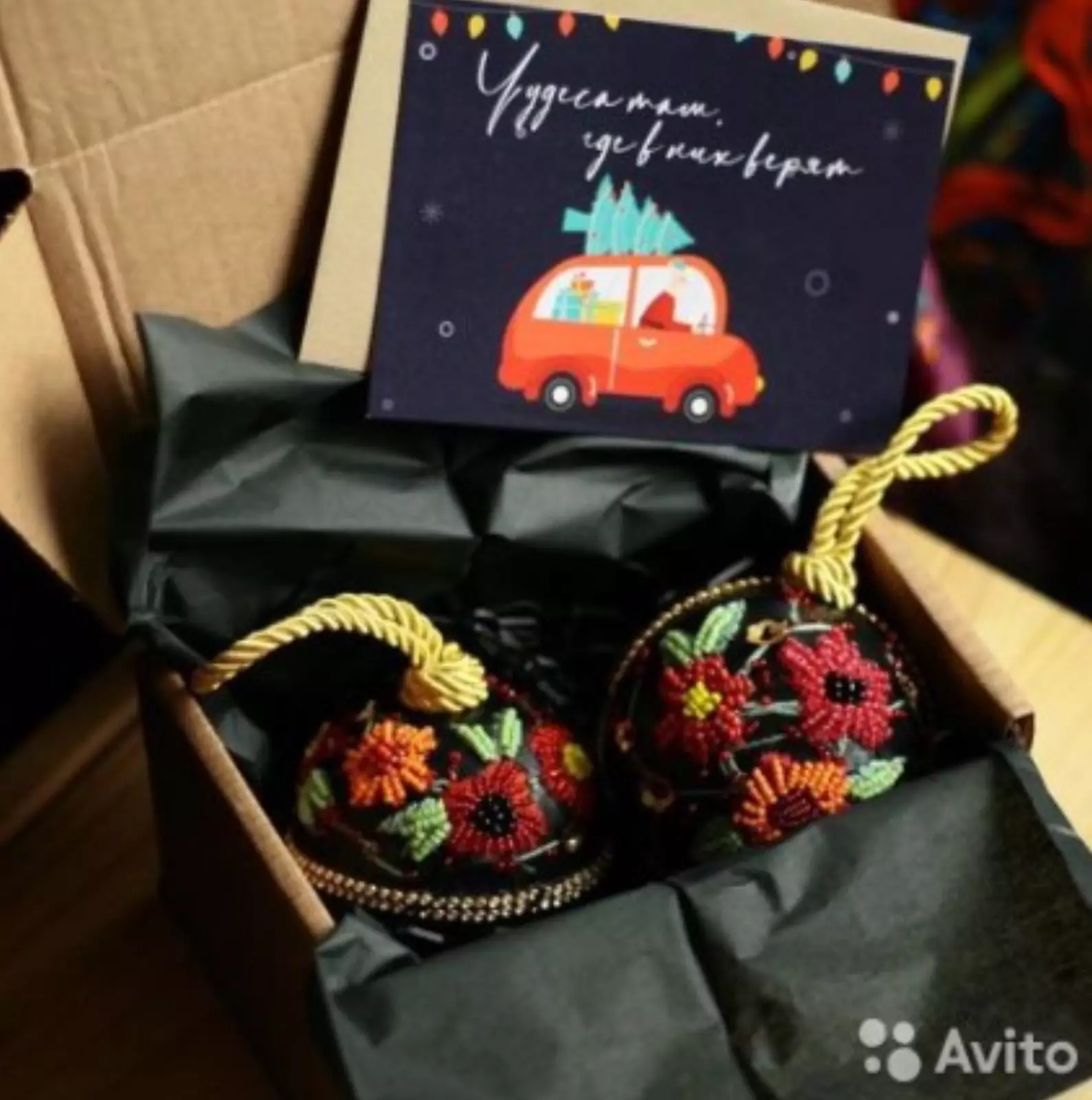 Украсьте елку игрушками ручной работы. Украсьте елку игрушками ручной работы.