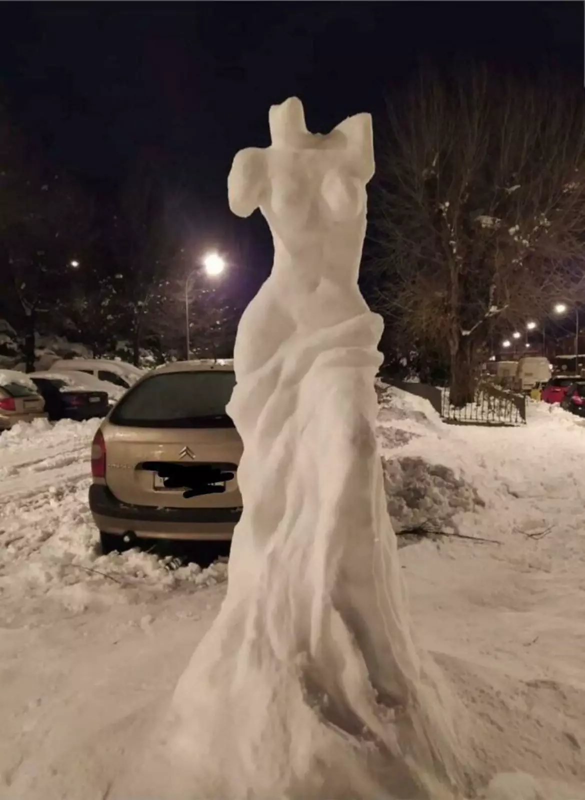 Венера Милосская из снега.