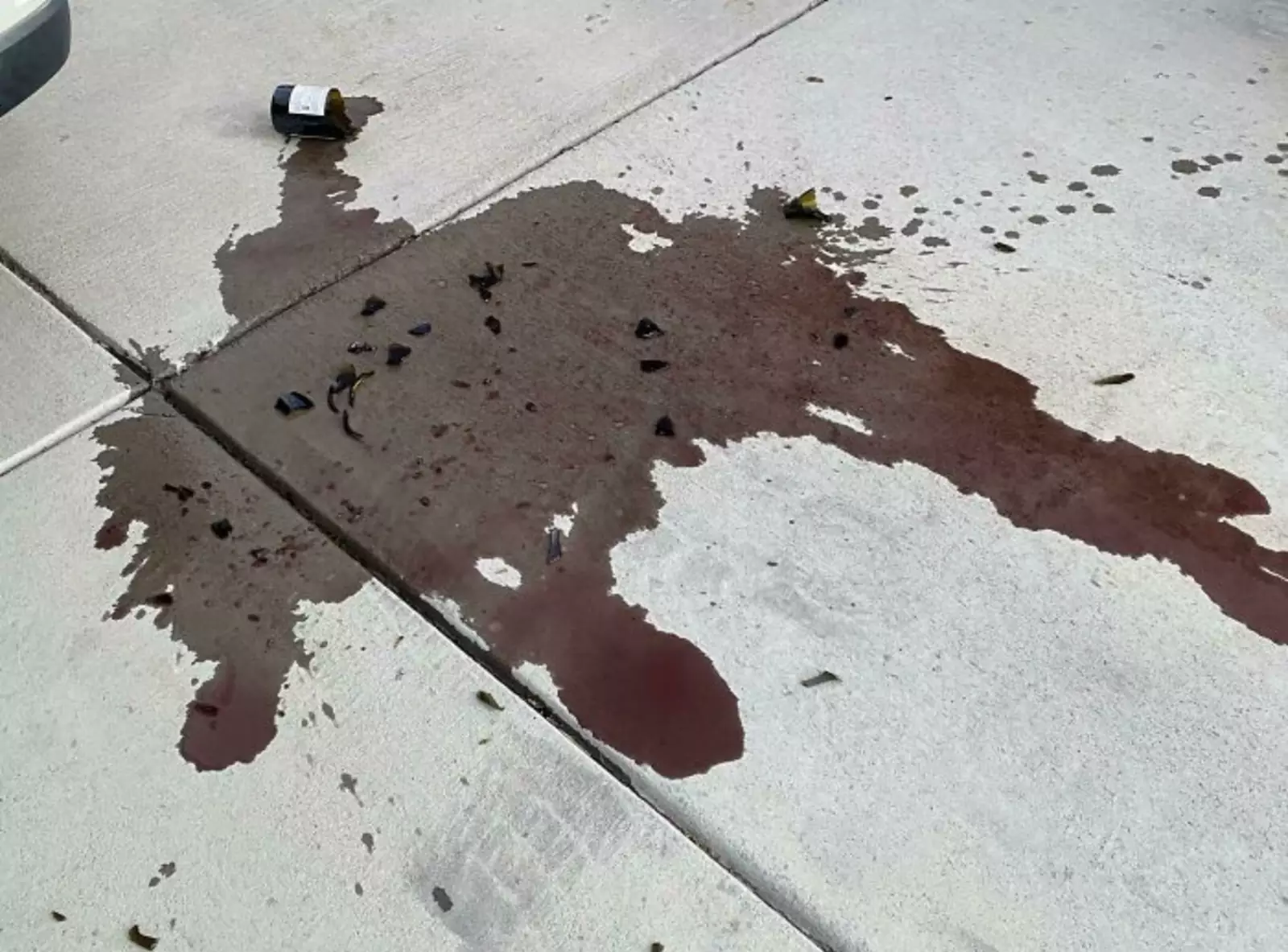 Разбить прямо перед домом бутылку дорогущего шампанского? Сделано. Разбить прямо перед домом бутылку дорогущего шампанского? Сделано.