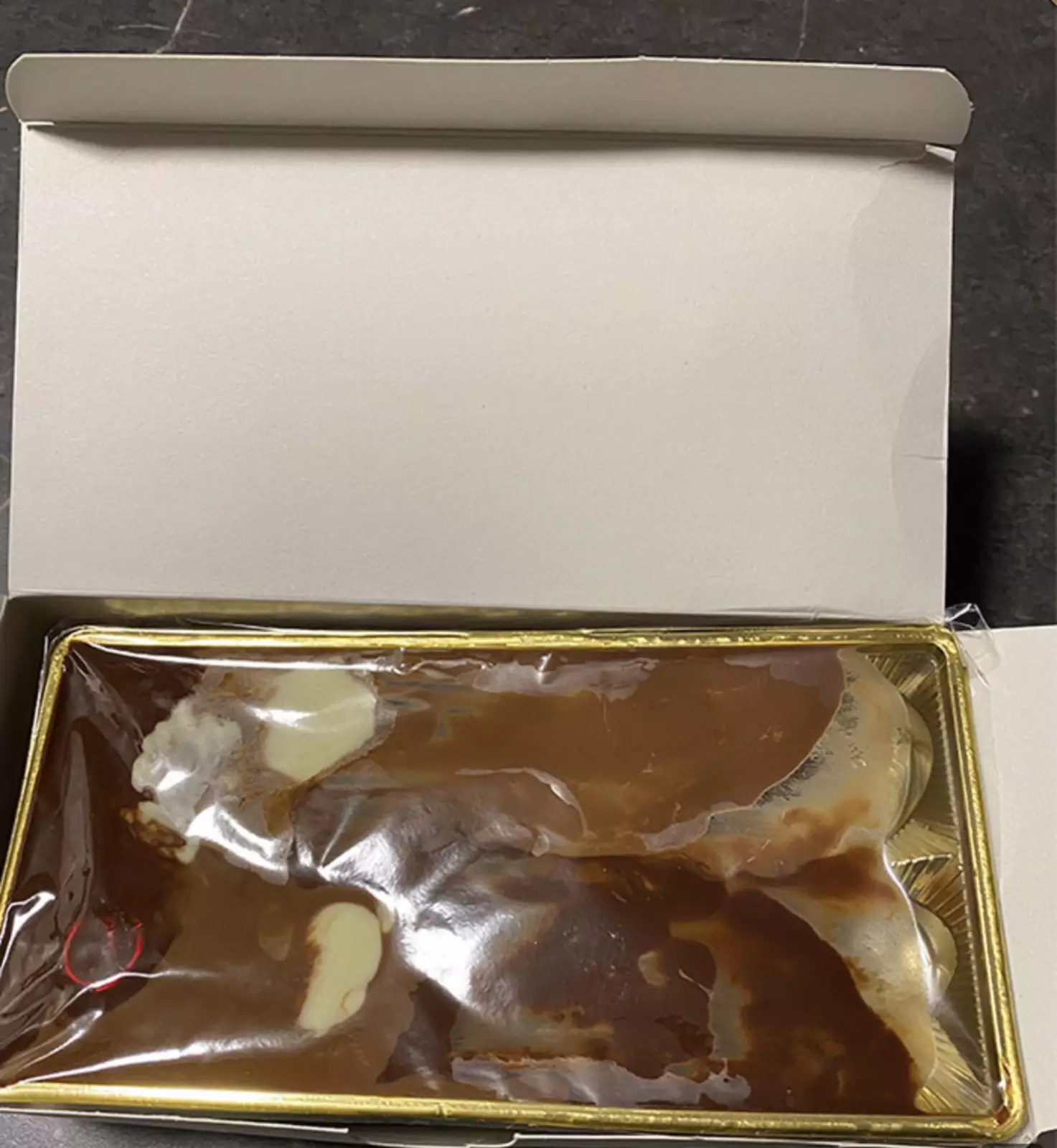 Когда решил открыть подаренные конфеты в новогоднюю ночь, но забыл, что елка стоит рядом с батареей. Когда решил открыть подаренные конфеты в новогоднюю ночь, но забыл, что елка стоит рядом с батареей.