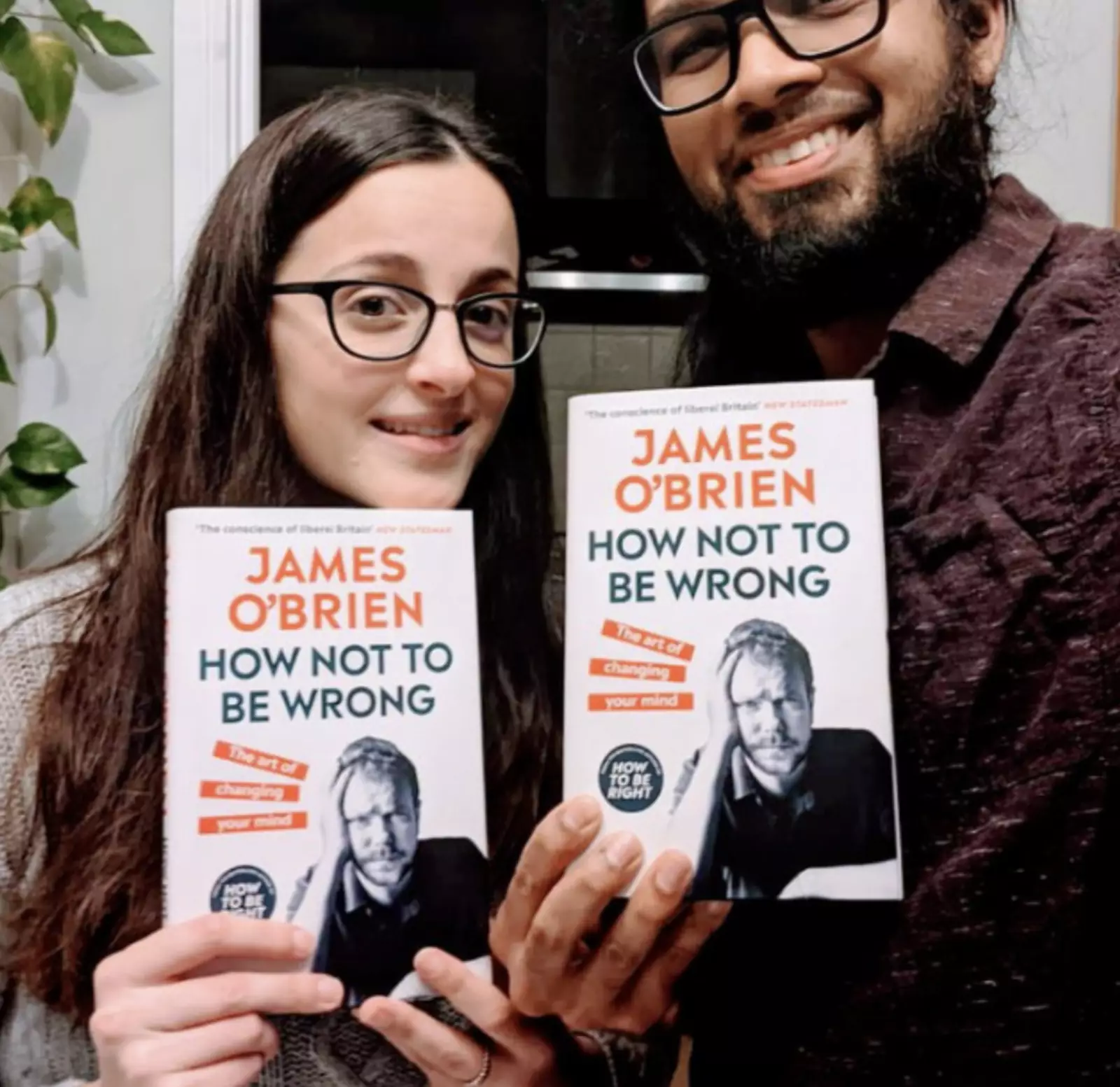 Муж и жена подарили друг другу одну и ту же книгу. По-моему, самая милая неловкая ситуация из всех представленных. Муж и жена подарили друг другу одну и ту же книгу. По-моему, самая милая неловкая ситуация из всех представленных.