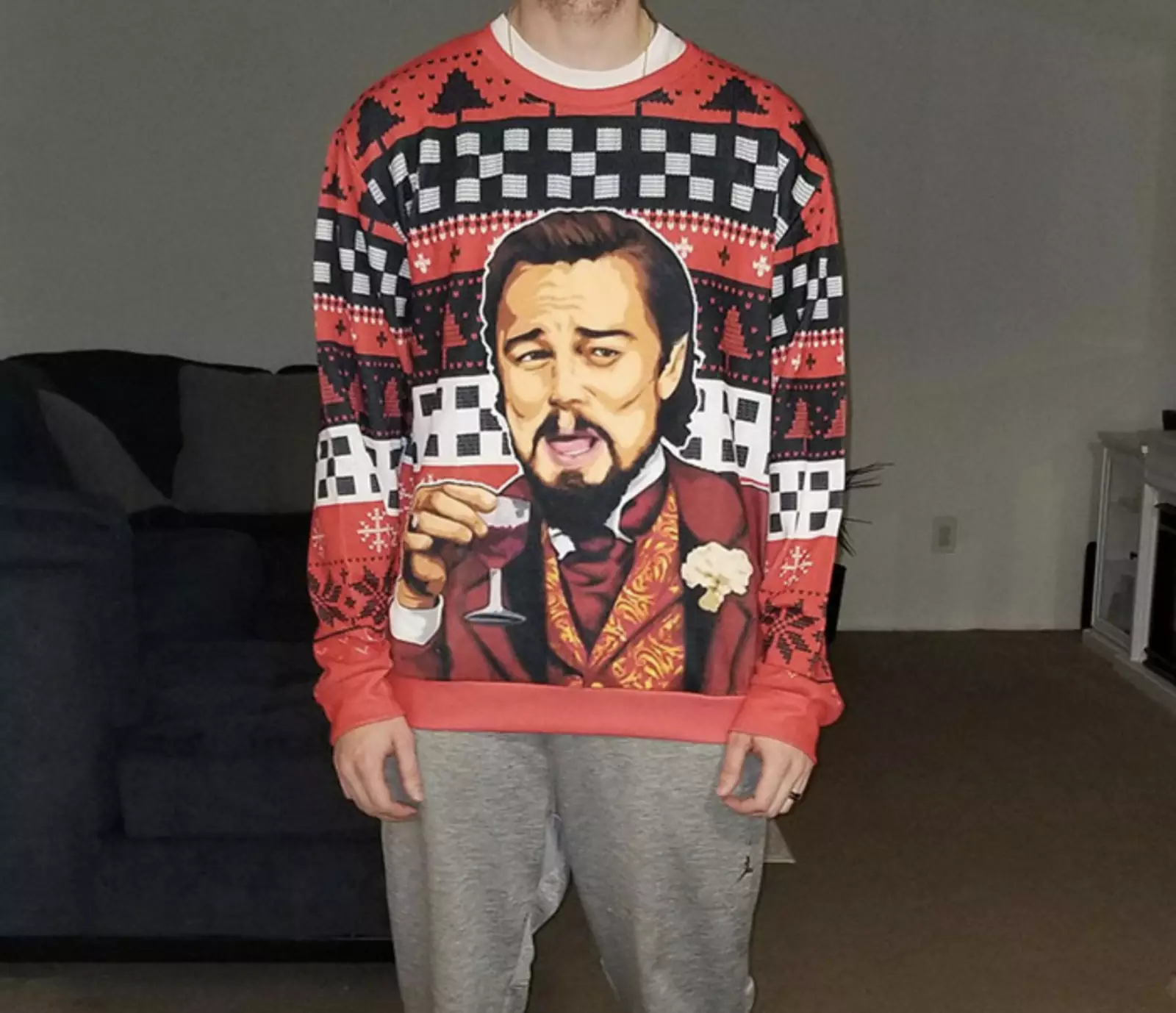 Заказал свитер на АлиЭкспрессе еще в начале декабря. Он пришел 9 января и судя по изображению, сам меня этим троллит. Заказал свитер на АлиЭкспрессе еще в начале декабря. Он пришел 9 января и судя по изображению, сам меня этим троллит.