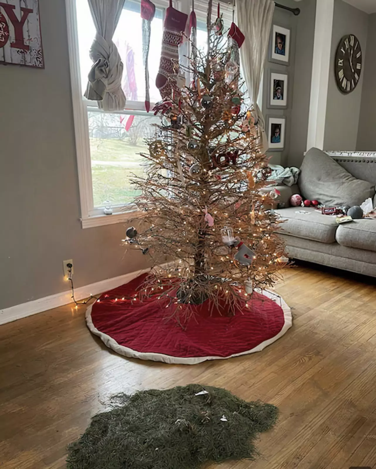 Когда поставил елку еще в начале месяца, а до праздников она вся осыпалась. Уровень удачливости +100500. Когда поставил елку еще в начале месяца, а до праздников она вся осыпалась. Уровень удачливости +100500.