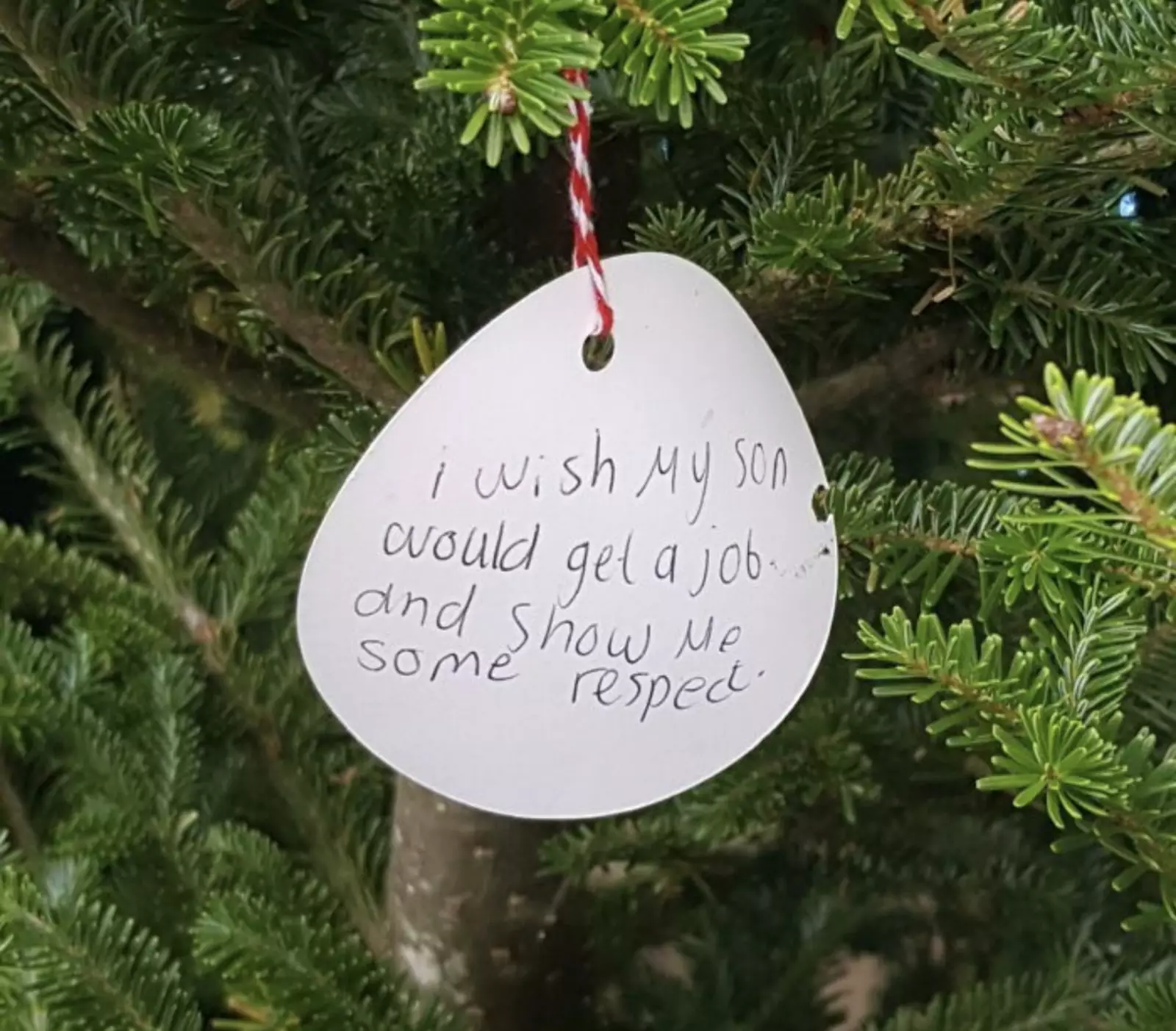 Приезжаешь такой счастливый к родителям на Новый год, а на елке висит открытка с подписью Приезжаешь такой счастливый к родителям на Новый год, а на елке висит открытка с подписью