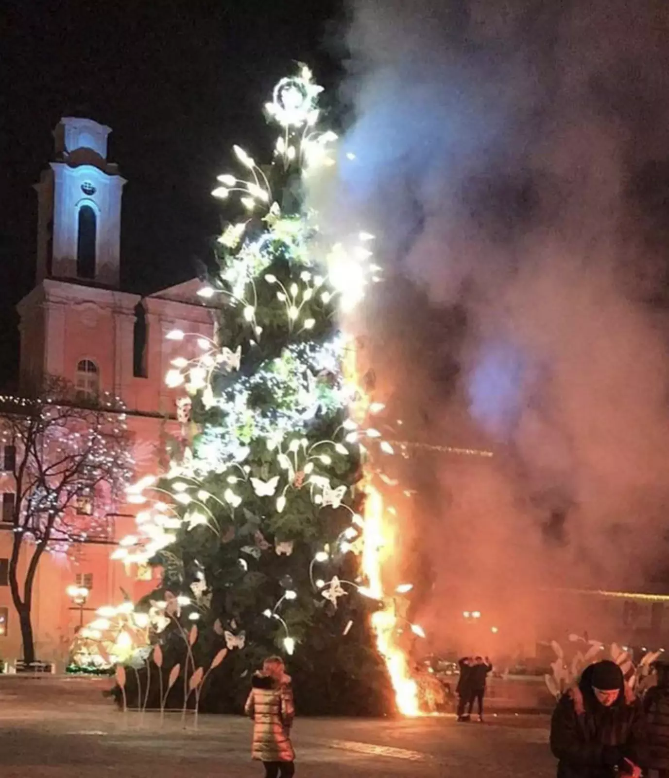 А в Каунасе, Литва, вообще однажды елка на площади загорелась. Вот это и правда А в Каунасе, Литва, вообще однажды елка на площади загорелась. Вот это и правда