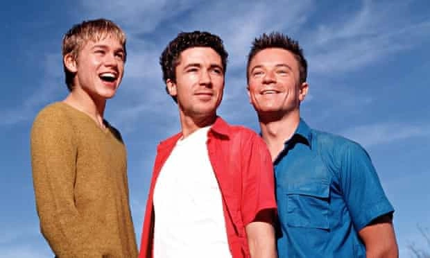 Главное трио оригинальных "Близких друзей". В центре - Эйдан Гиллен, а в улыбающемся юноше слева очень сложно узнать будущую звезду "Тихоокеанского рубежа" и "Сынов анархии" Чарли Ханнэма.