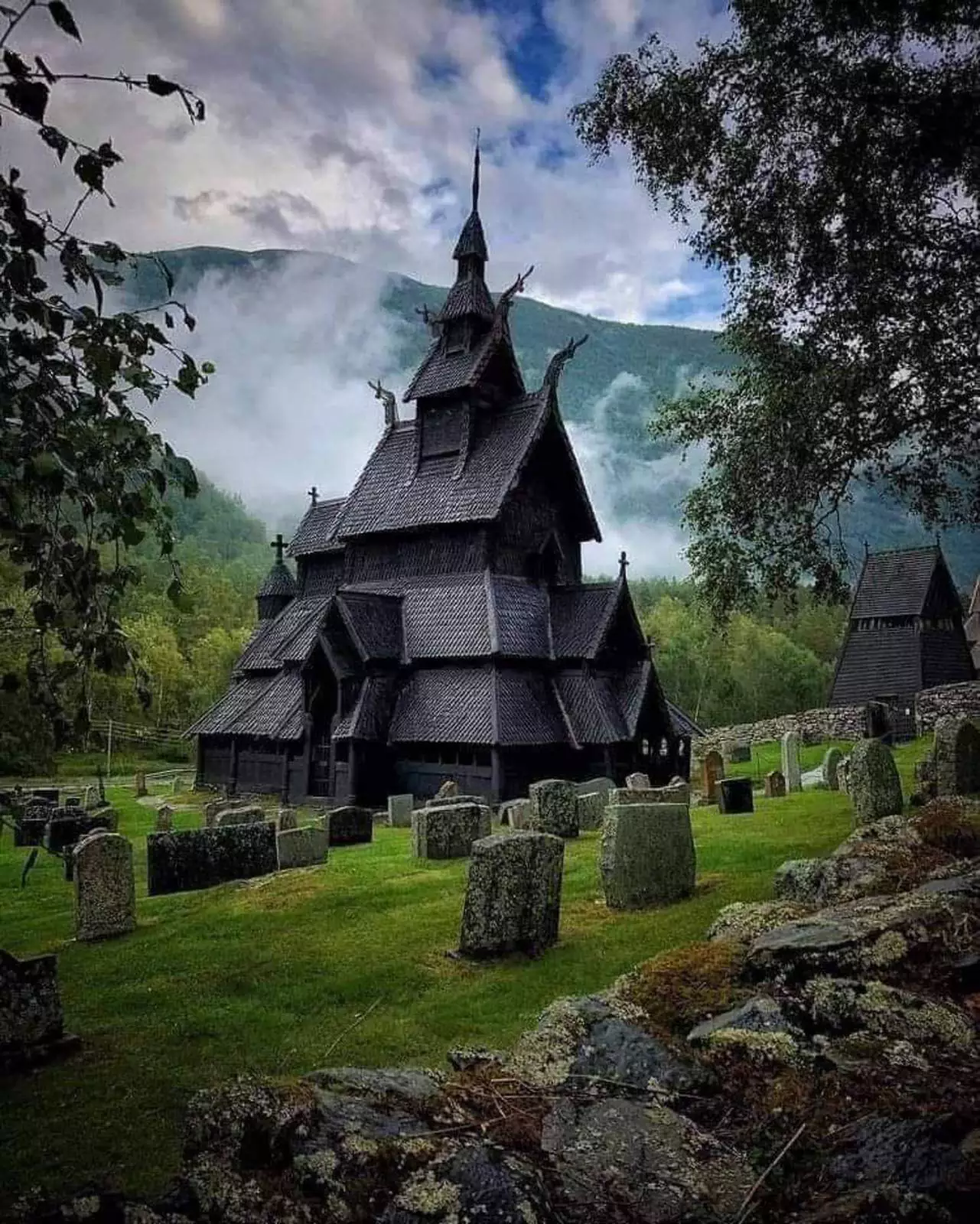 Средневековая норвежская деревянная церковь, построенная в 1180 году.