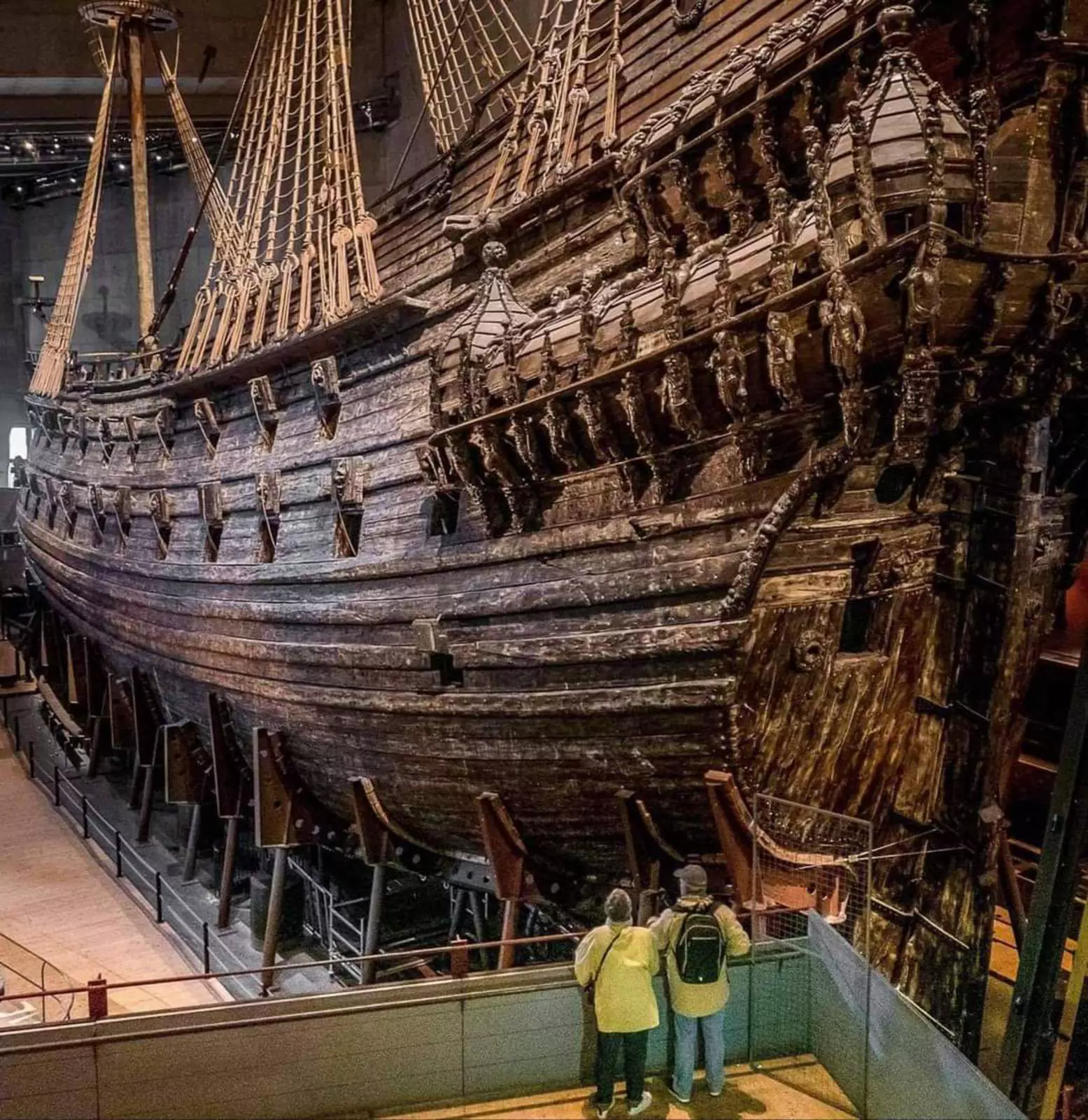 Шведский военный корабль, затонувший в 1628 году. Он был поднят со дна моря через 333 года почти полностью невредимым, сейчас находится в музее в Стокгольме.