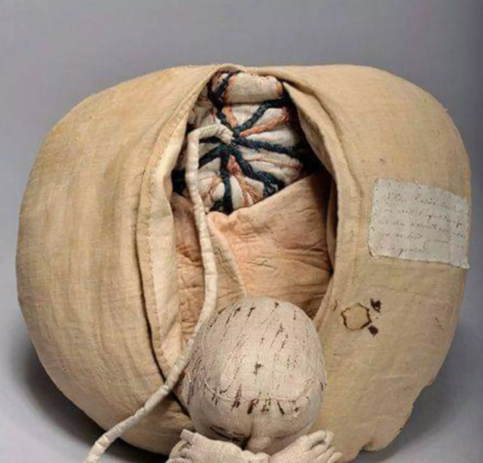 Матка из ткани 1760 года. В то время во Франции активно обучали сельских женщин акушерству, чтобы снизить младенческую смертность. 