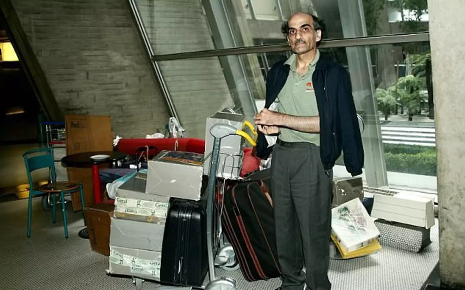Мехран Карими Нассери в аэропорту.