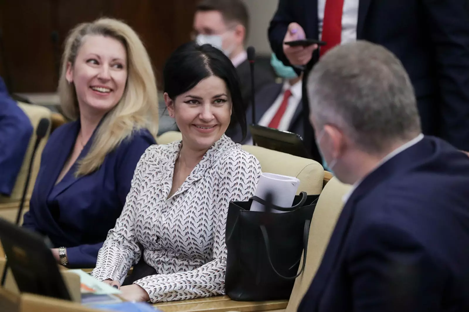 Член Комитета по бюджету и налогам Мария Прусакова (по центру) во время пленарного заседания Госдумы 7 декабря 2021 года