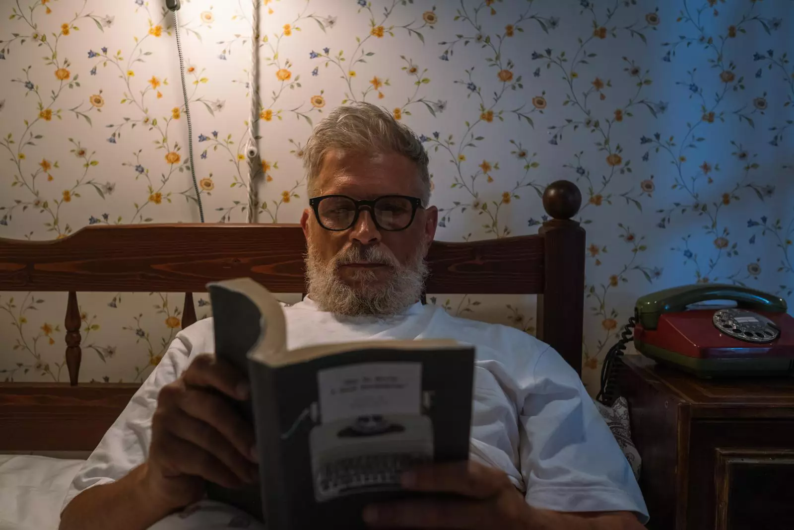 Пожилой мужчина читает.