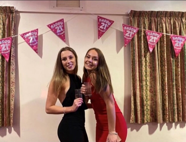 Эмили с подругой.