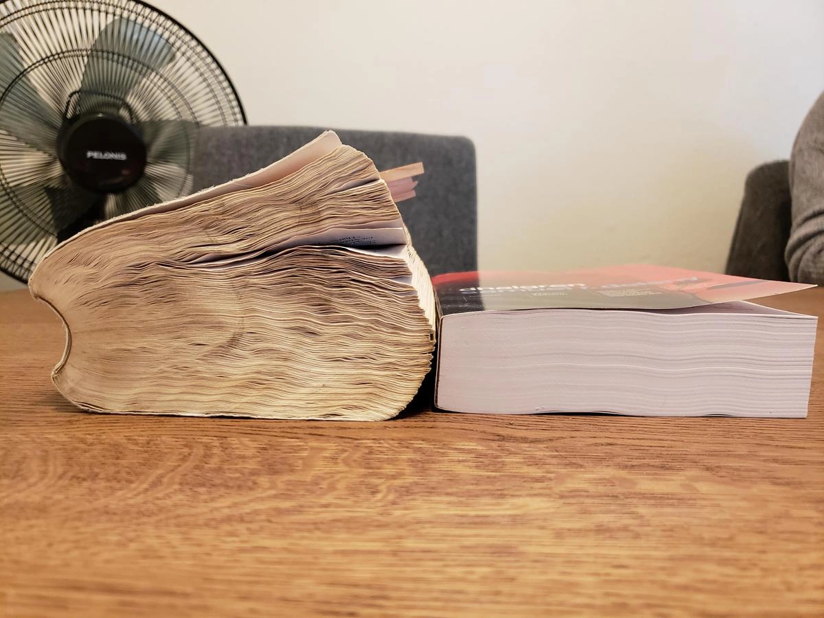 Судя по всему, автор фото любил ее перечитывать