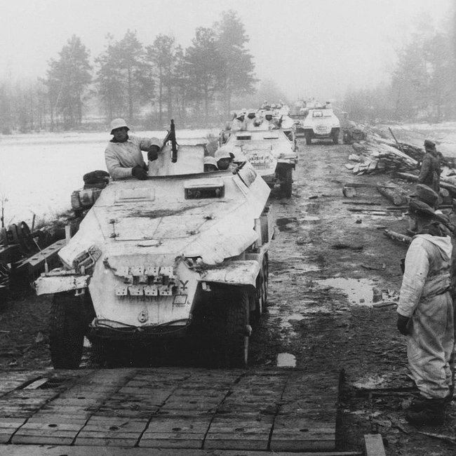 Бронетехника 16-й танковой дивизии вермахта на марше. На переднем плане бронетранспортёр Sd.Kfz.251. Январь-февраль 1944 года