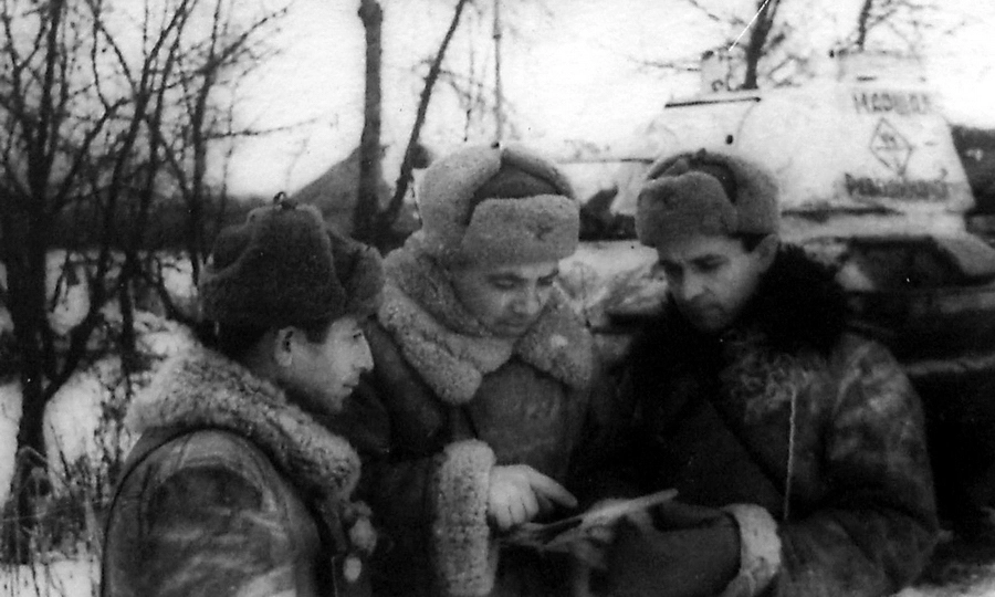 Командир 44-й гвардейской танковой бригады гвардии полковник Гусаковский ставит танкистам боевую задачу