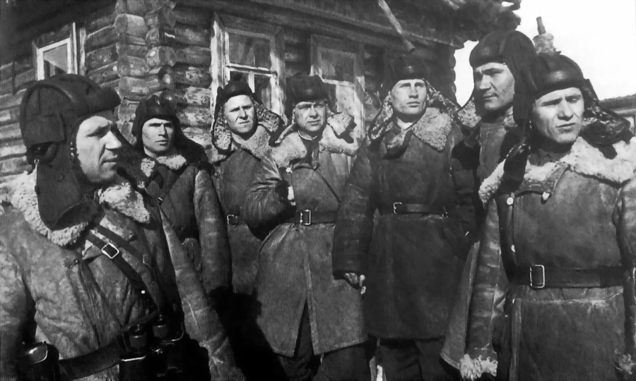 Группа танкистов 1-й гвардейской танковой бригады у деревенского дома на Западном фронте. Крайний слева &mdash; капитан Александр Федорович Бурда, январь 1942 года