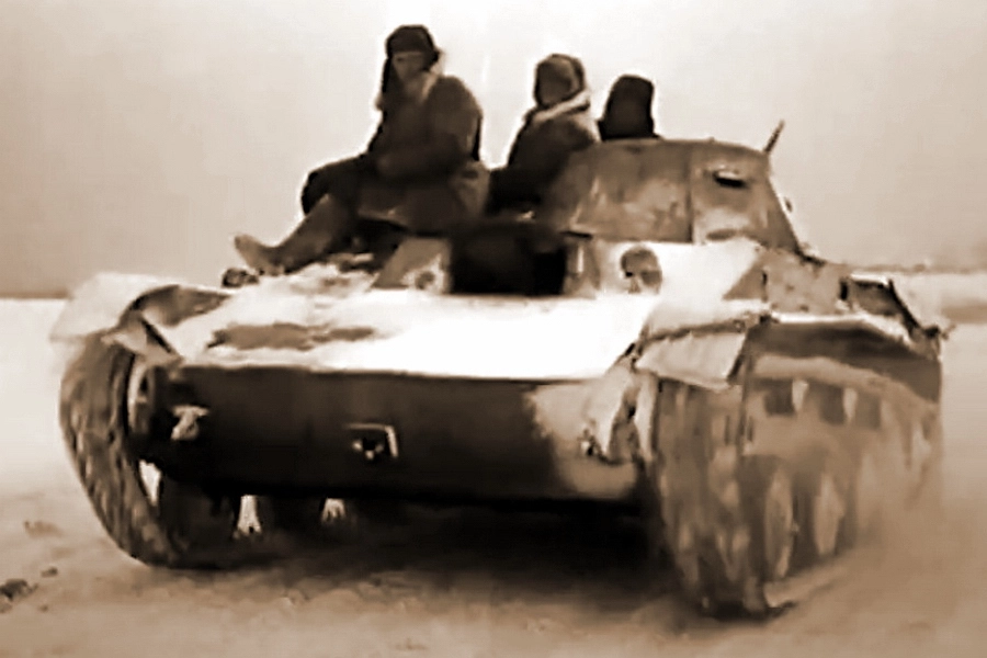Лёгкий танк Т-60 с десантом на броне в ходе боёв за Калинин, декабрь 1941 года. Кадр из фильма «Разгром немецких войск под Москвой»