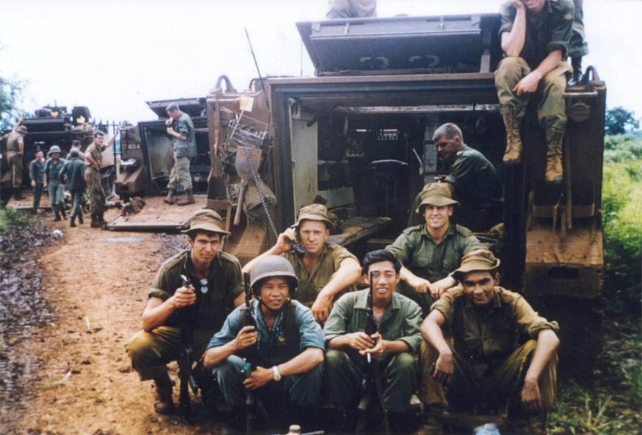 Солдаты 6-го пехотного батальона с южновьетнамскими союзниками на фоне БТР М113, 1966 год 