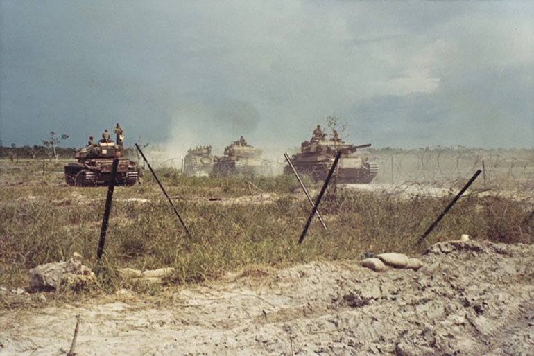 Танки Centurion у базы огневой поддержки «Коралл», май 1968 года