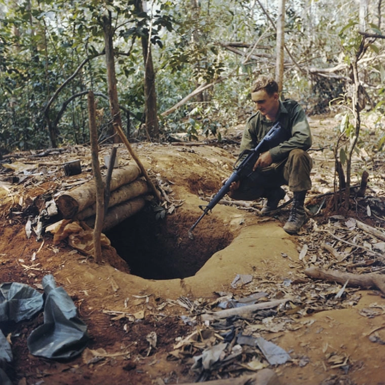 Солдат 9-го пехотного батальона у захваченного бункера, январь 1969 года