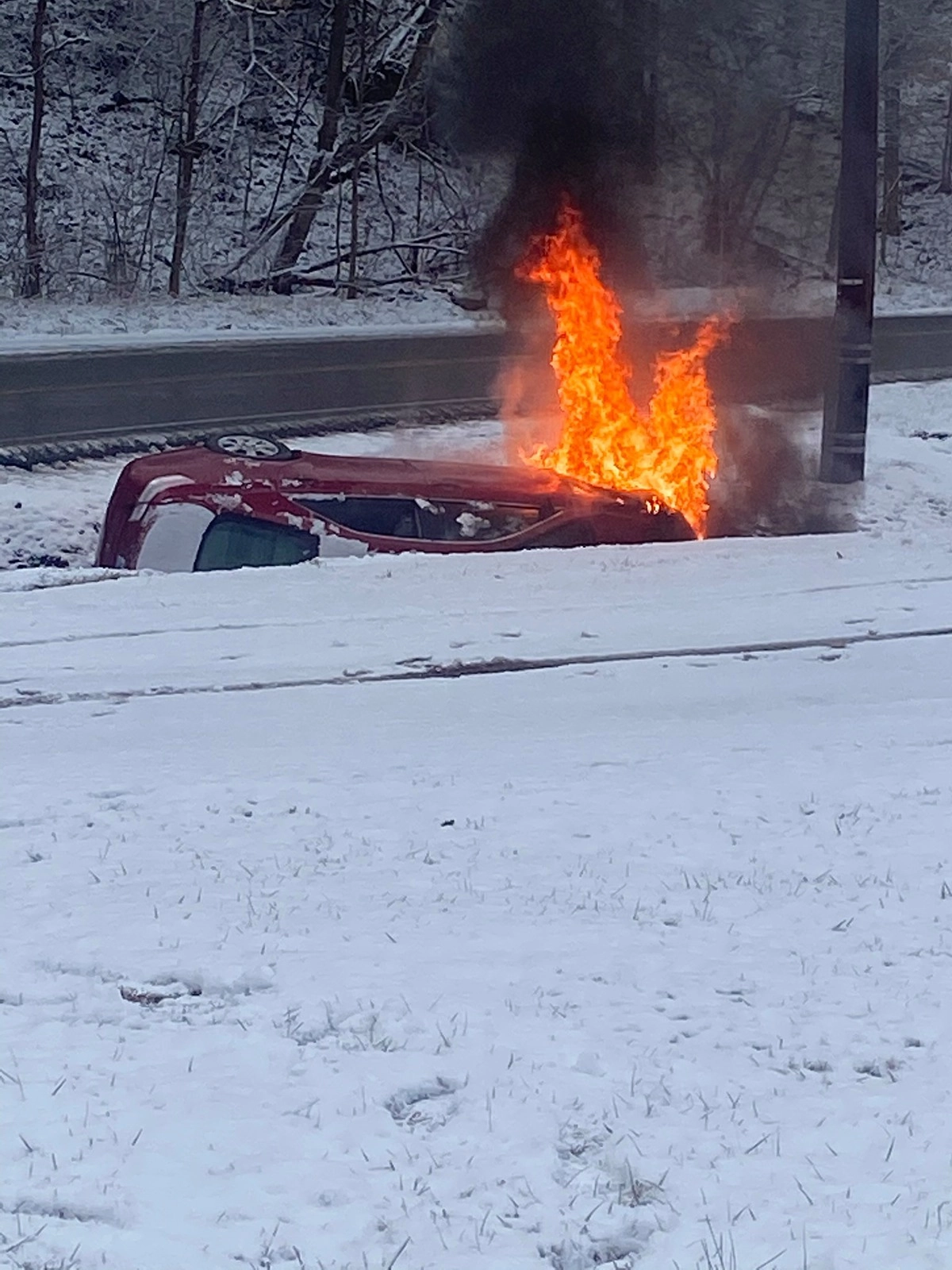 Через минуту после спасения девушки, машина загорелась. Через минуту после спасения девушки, машина загорелась.