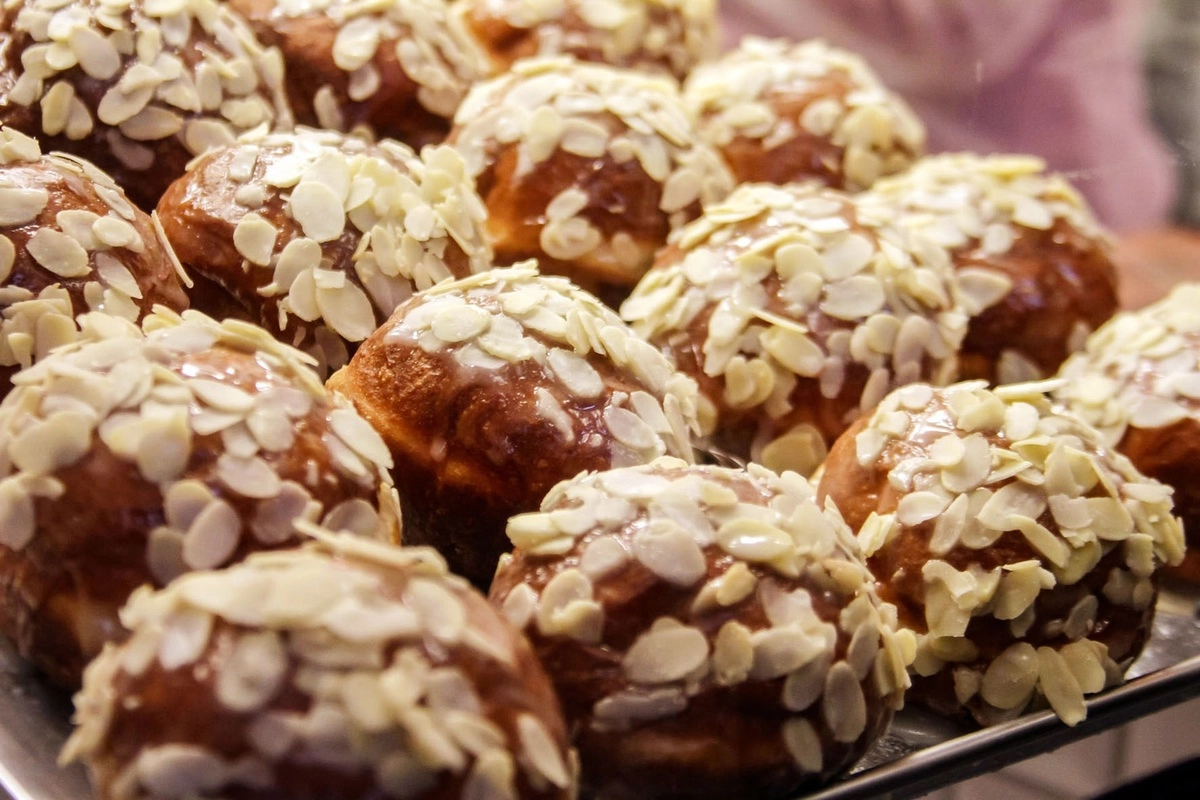 Пончики с миндальными хлопьями. 