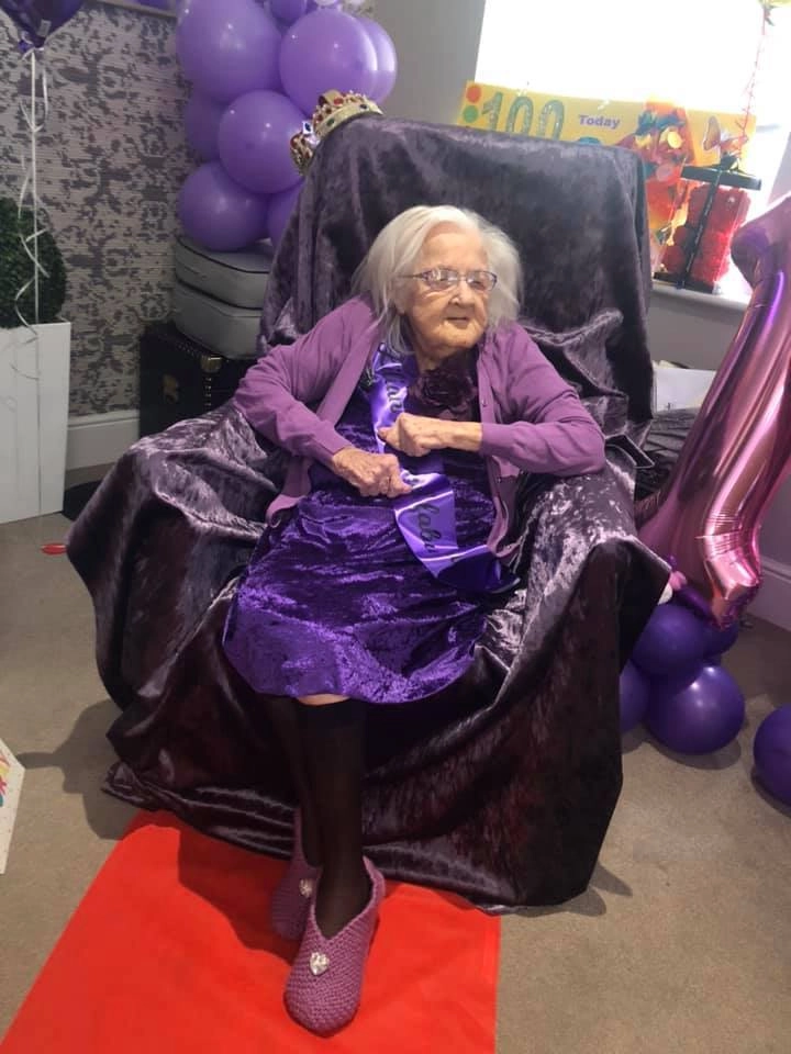 Лиллиан принимает поздравления.