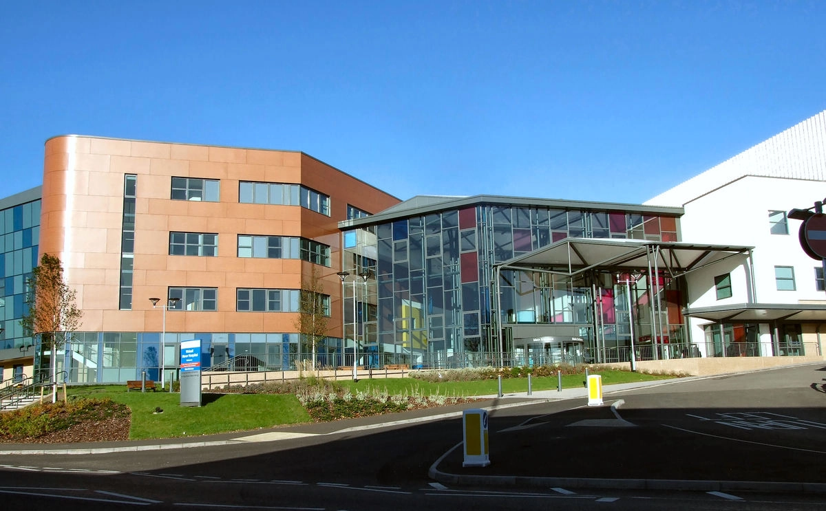 Здание больницы Уолсолл-Мэнор, в которой работает женщина.