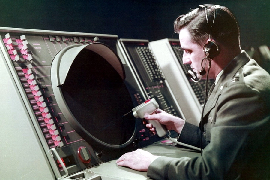 Оператор системы SAGE за работой