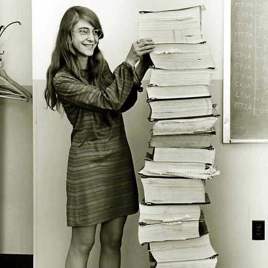 Знаменитый снимок: программист Маргарет Гамильтон и расчёты её команды, выполненные для космической программы «Аполлон»