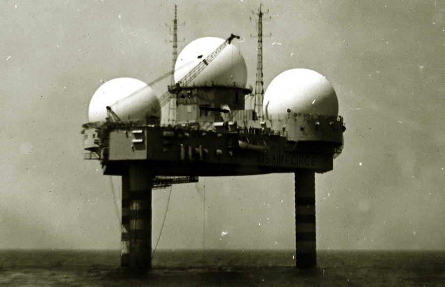 Морская платформа с передатчиками и радарами системы SAGE