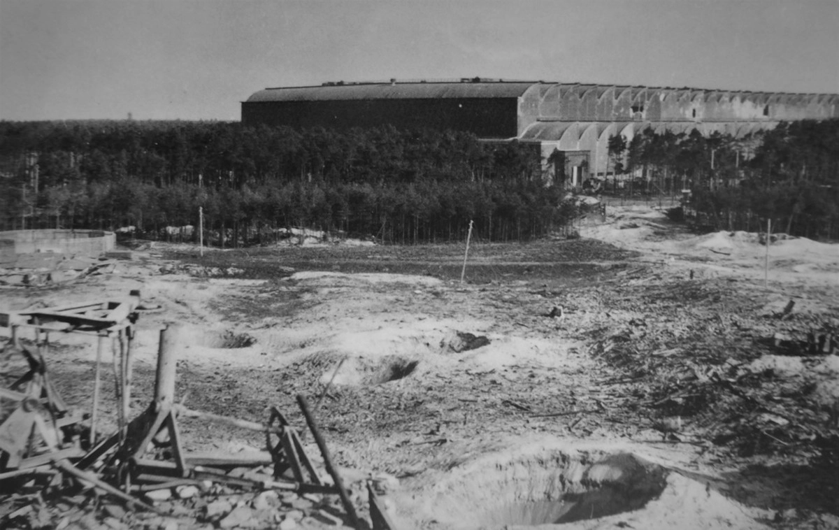 Сборочный цех Армейского ракетного исследовательского центра Пенемюнде (Die Versuchsstelle des Heeres Peenemünde) после бомбардировки, 1943 год