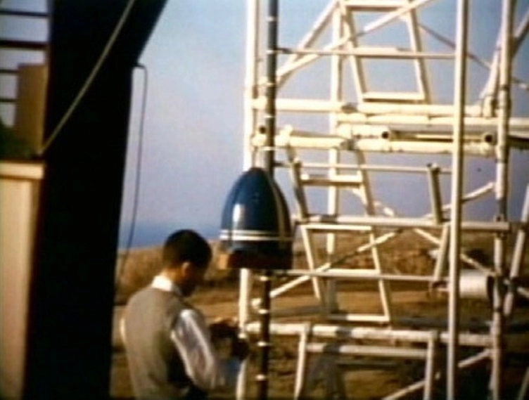 Подготовка подвешиваемой модели взрыволёта к испытаниям на полигоне в Пойнт-Ломе (Сан-Диего). Архивный кинокадр из коллекции Скотта Лоузера 