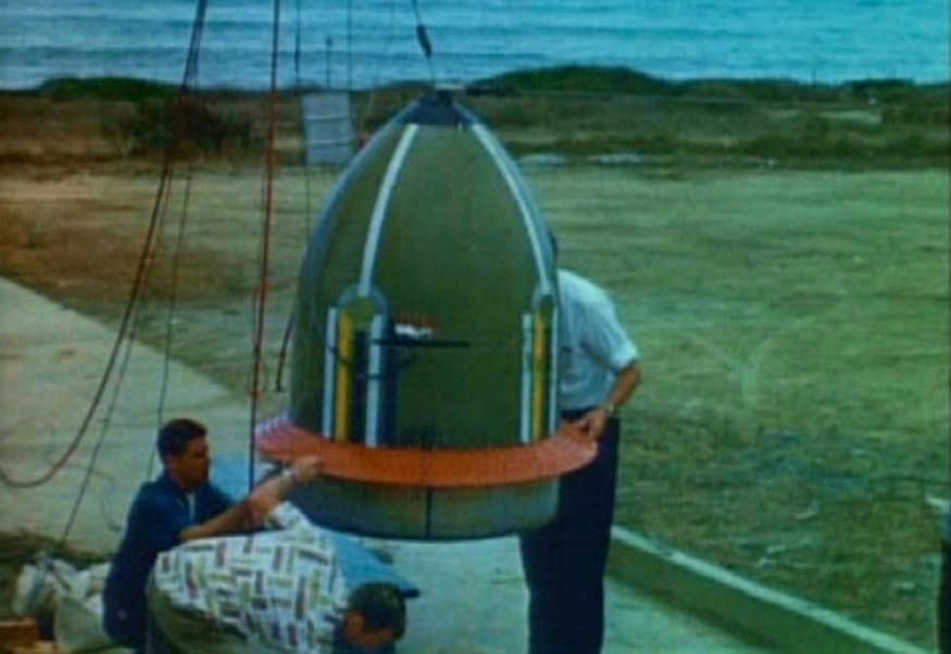 Подготовка летающей «Модели-1» (Model I, Putt Putt) к испытаниям на полигоне в Пойнт-Ломе (Сан-Диего). Архивный кинокадр из коллекции Скотта Лоузера 