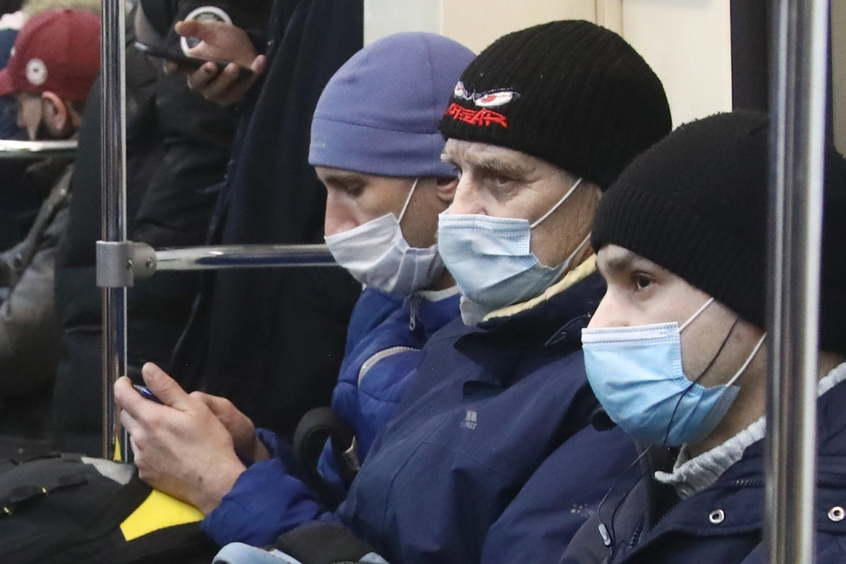 Пассажиры московского метро в масках