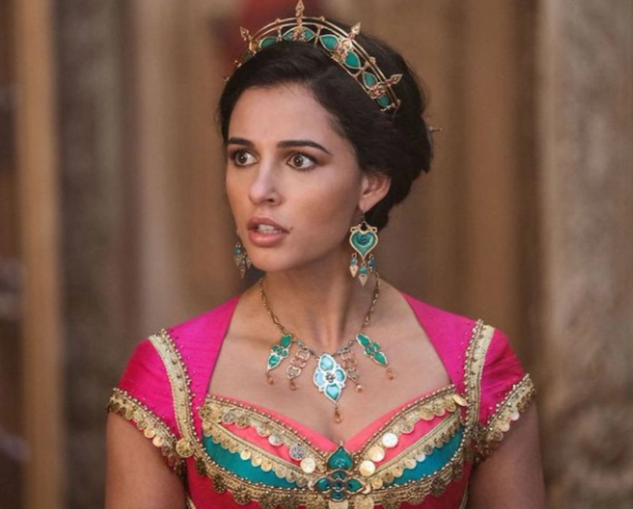 Актриса, сыгравшая Жасмин в фильме 2019 года, родилась через год после выхода оригинального мультфильма Актриса, сыгравшая Жасмин в фильме 2019 года, родилась через год после выхода оригинального мультфильма