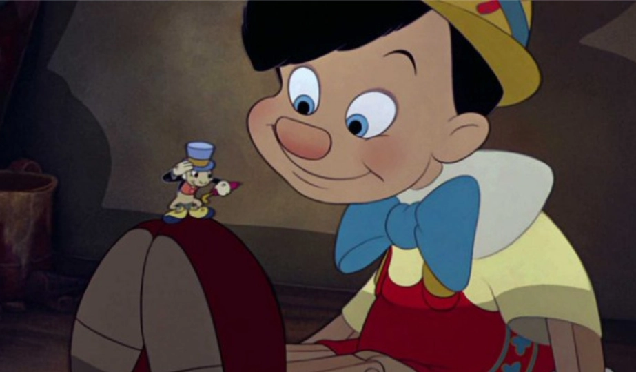 В оригинальной истории Пиноккио убивает сверчка молотком спустя короткое время после встречи