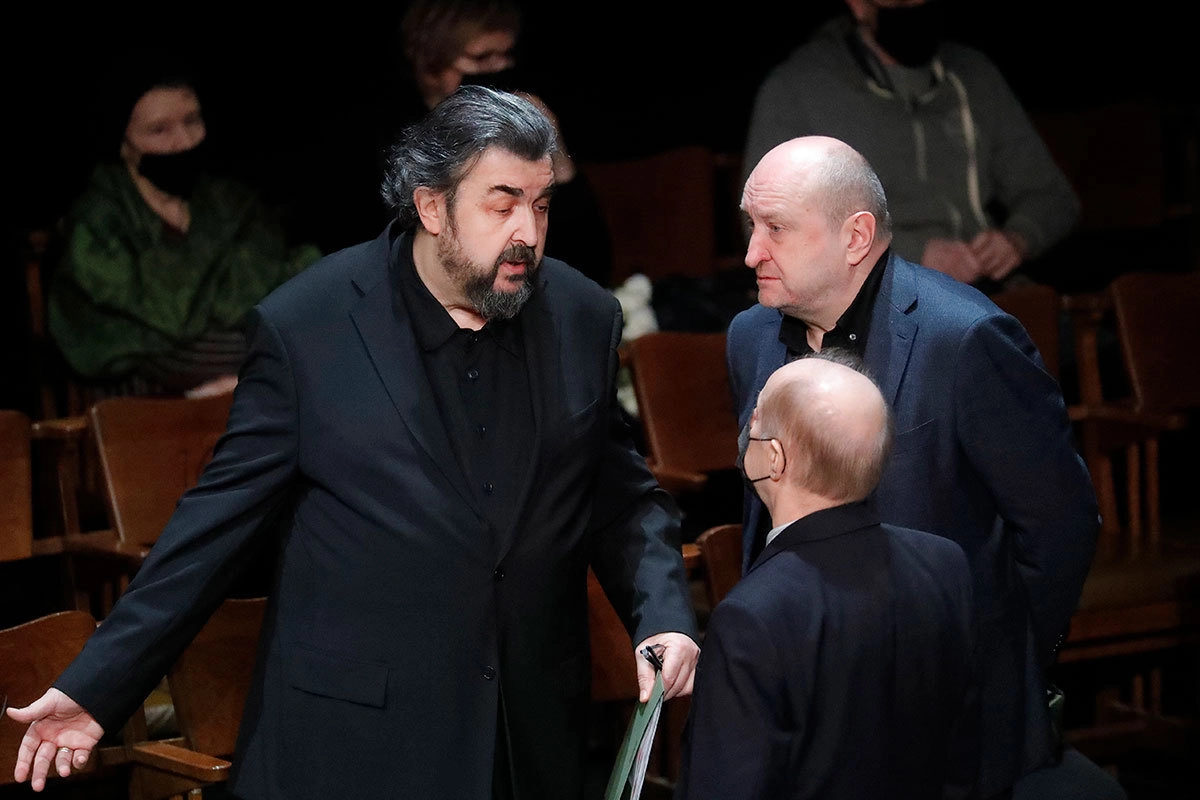 Ректор Школы-студии МХАТ, актер Игорь Золотовицкий, режиссер Сергей Женовач и актер Авангард Леонтьев (слева направо) во время церемонии прощания с актером Андреем Мягковым в МХТ имени А.П.Чехова Ректор Школы-студии МХАТ, актер Игорь Золотовицкий, режиссер Сергей Женовач и актер Авангард Леонтьев (слева направо) во время церемонии прощания с актером Андреем Мягковым в МХТ имени А.П.Чехова