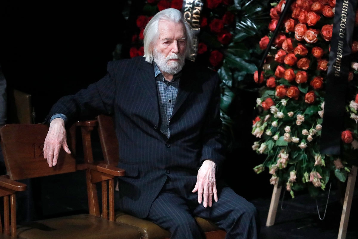 Актер Станислав Любшин во время церемонии прощания с актером Андреем Мягковым в МХТ имени А.П.Чехова Актер Станислав Любшин во время церемонии прощания с актером Андреем Мягковым в МХТ имени А.П.Чехова