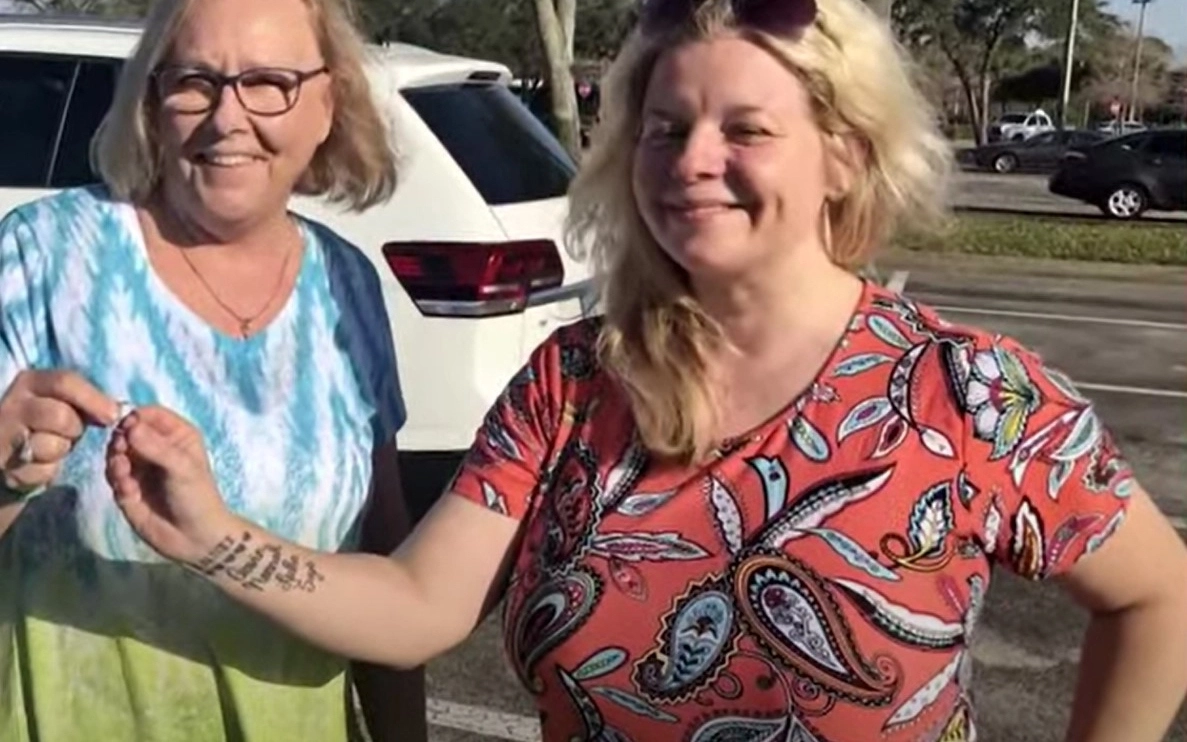 Менеджер Aldi вручила кольцо дочери Дональда.