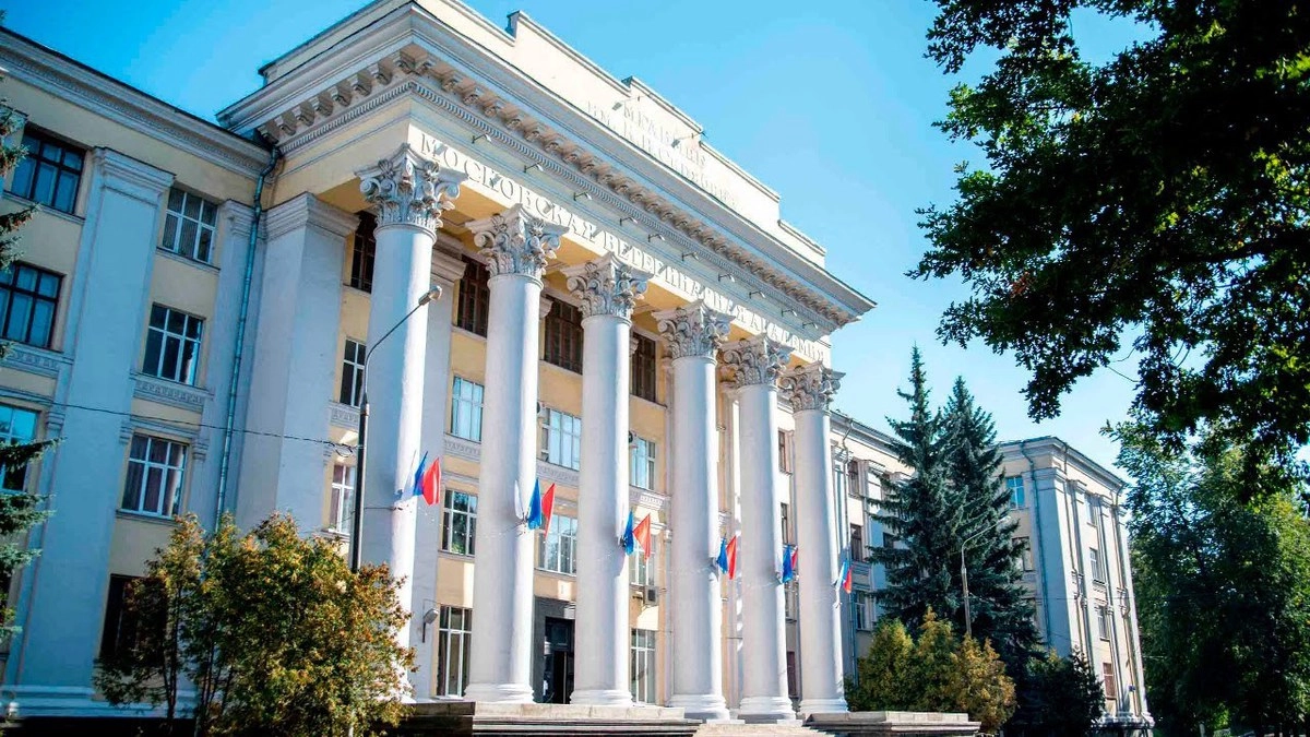 Фасад академии