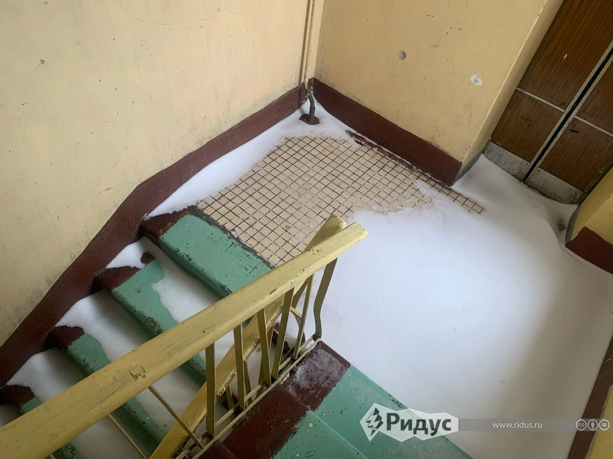 Снег после метели в общежитии.